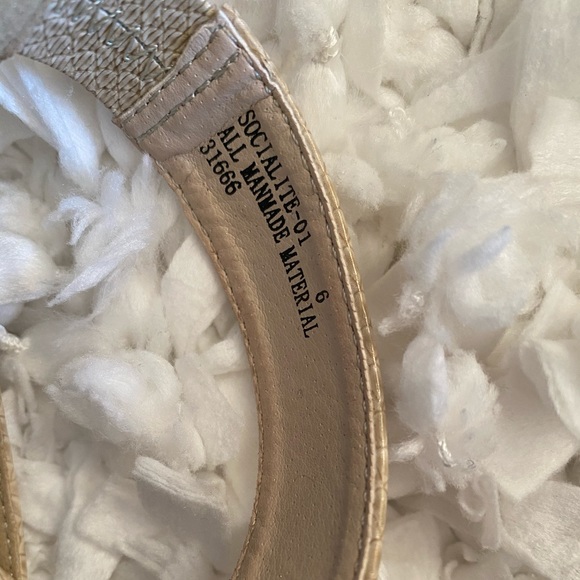 Beige and gold heels - Picture 4 of 9